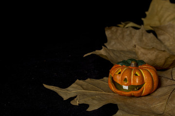 Zucca di Halloween su foglie secche