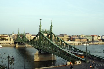 El puente verde de Budapest sobre el río Danubio.