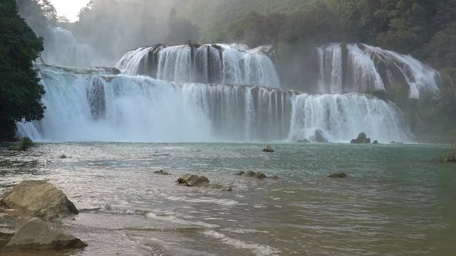 Mein FilmView of the falls from Vietnam during the rainy season when the flow is at its maximum Ban Gioc -Detian Falls&nbsp;(Vietnamese: th&aacute;c Bản Giốc,  is a collective name for two waterfalls on the&nbsp;Qu&acirc; 8