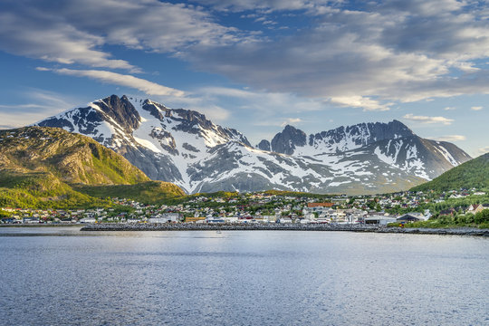 Das Hurtigruten Schiff MS Polarlys erreicht die Stadt Skjerv&oslash;y.