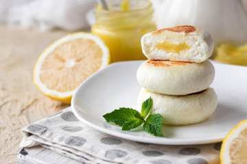 Cheesecakes on rice flour with lemon kurd for breakfast