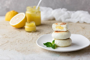Cheesecakes on rice flour with lemon kurd for breakfast
