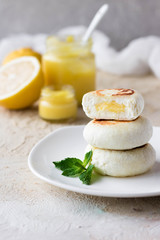 Cheesecakes on rice flour with lemon kurd for breakfast
