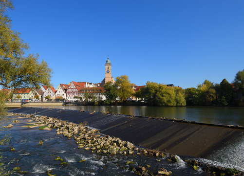 N&uuml;rtingen , Baden-W&uuml;rttemberg , Deutschland : Blick &uuml;ber den Neckar zu der Altstadt.