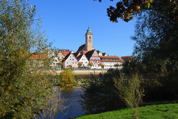 Fototapeta premium Nürtingen , Baden-Württemberg , Deutschland : Blick über den Neckar zu der Altstadt.
