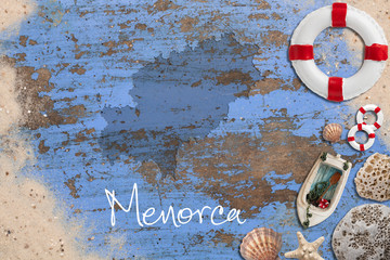 Maritime Dekoration auf blauem Holzuntergrund mit Umriß der Insel Menorca und Beschriftung "Menorca"