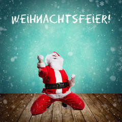 Weihnachtsmann freut sich über Weihnachtsfeier