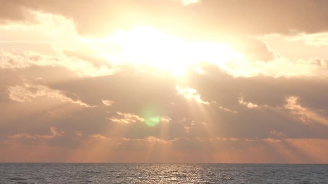 神秘的な沖縄小浜島の朝焼け