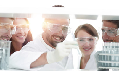 Obraz premium closeup of a doctor-pharmacists and colleagues working in the laboratory.