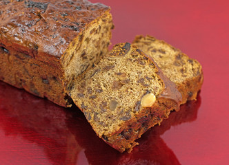Früchtebrot auf rotem Teller