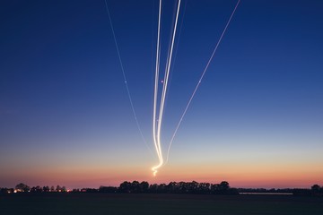 Obraz premium Light trails of airplane during landing
