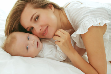 Obraz na płótnie Canvas Beautiful woman with a baby 