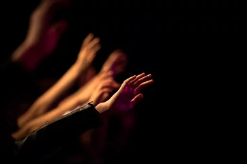 Fotobehang Uitgestrekte armen in aanbidding © JoveImages