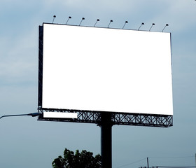 Obraz premium Blank billboard on blue sky background for new advertisement