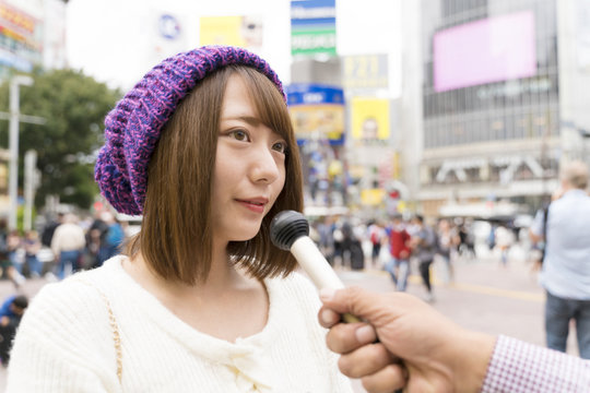 インタビューを受ける女性 東京 渋谷スクランブル交差点 Stock 写真 Adobe Stock