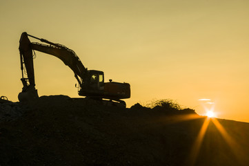 Baustelle Brückenbau Straßenbau mit Bagger in Abendrot mit Sonnenstern Scherenschnitt,...