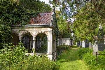 Fototapeta na wymiar Grabanlagen auf dem Zentralfriedhof in Wien