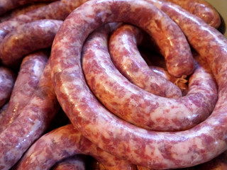 Сырая колбаса домашняя.