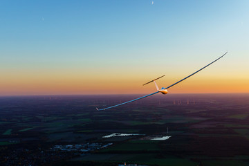 Segelflugzeug im Flug während des Sonnenunterganges
