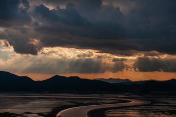 하늘과 노을에 비친 바다