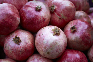 Granatapfel rot frisch gesund süss Ernte Markt