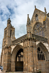 Fototapeta na wymiar Die Kathedrale Saint-Samson in Dol-de-Bretagne in Frankreich 