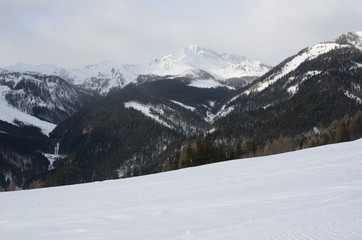 Fototapeta na wymiar montagna in inverno