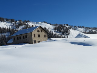 Fototapeta na wymiar Baita con la neve