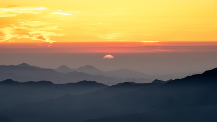 山からの日の出