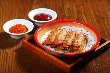 Fried chicken with cumin tomato sauce