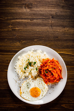 Fried egg with rice and vegetables