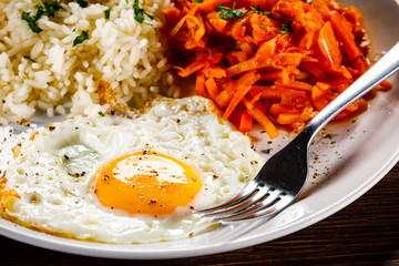 Fried egg with rice and vegetables