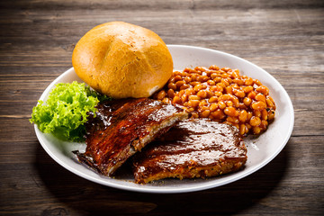 Tasty grilled ribs with vegetables