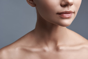 Obraz premium Naturalna szminka. Zamyka up twarz młoda kobieta z nową błyszczącą pomadką na jej wargach