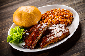 Tasty grilled ribs with vegetables