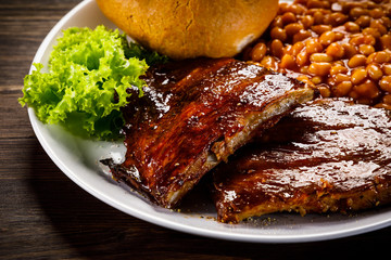 Tasty grilled ribs with vegetables