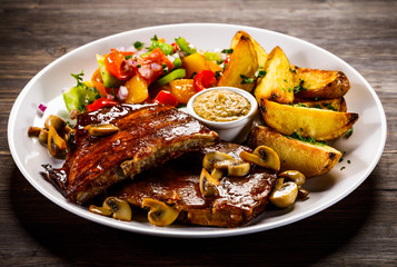 Tasty grilled ribs with vegetables