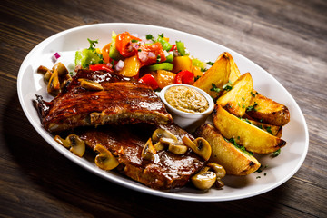 Tasty grilled ribs with vegetables