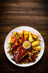 Tasty grilled ribs with vegetables