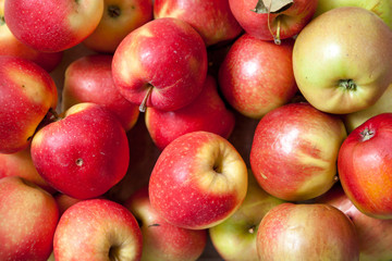 Fototapeta na wymiar Several ripe red apples lay in layer