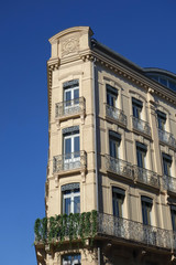 Fototapeta na wymiar bel immeuble (vertical)