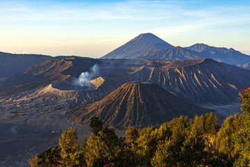 Fototapeta premium Majestatyczny widok góry przy Bromo Tengger Semeru parkiem narodowym w ranku Ja lokalizuje w Wschodnim Jawa, Indonezja wschód Malang i południowi wschody Surabaya kapitał Wschodni Jawa.
