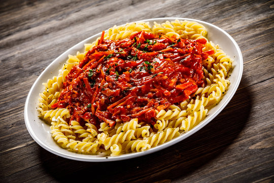 Fusilli with meat, tomato sauce and vegetables