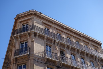 bel immeuble en angle