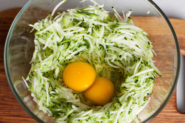Preparation of healthy gluten free pizza with zucchini crust