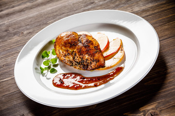 Grilled chicken fillet with apples