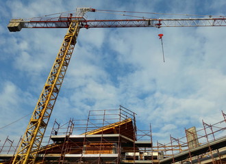 Cantiere edile - gru e ponteggio