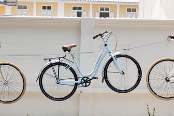 Fototapeta na wymiar Old bicycle on the wall