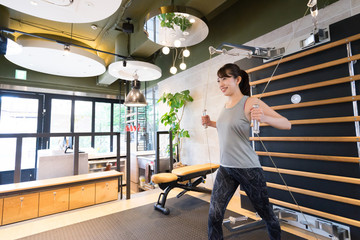 トレーニング・若い女性・バストアップ