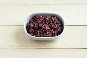 Obraz na płótnie Canvas Organic riceberry in ceramic bowl